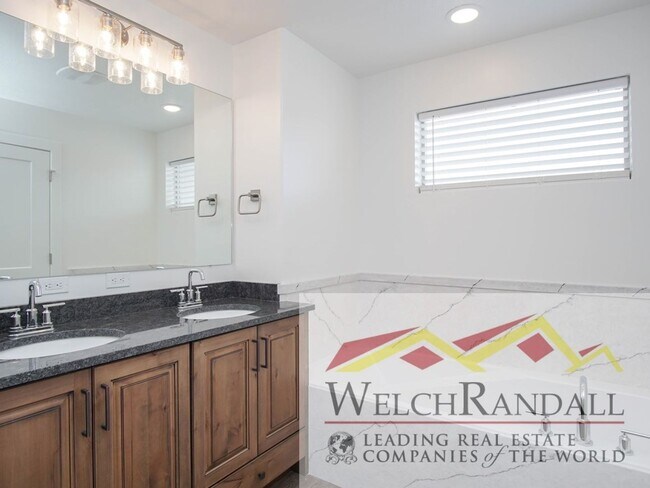 Building Photo - Spacious 3 Bed 2.5 Bath Townhome in West H...