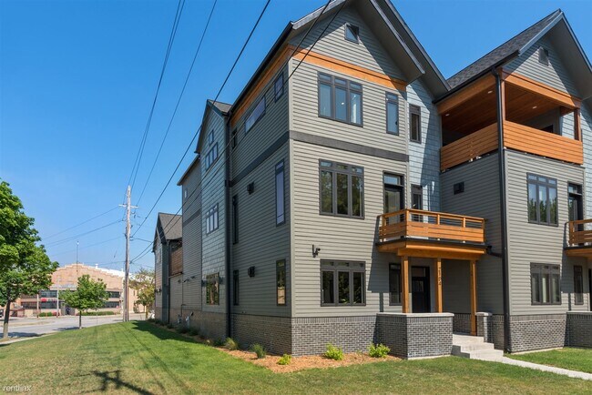 Building Photo - 4 br, 3.5 bath Townhome - 2104 South Aldri...