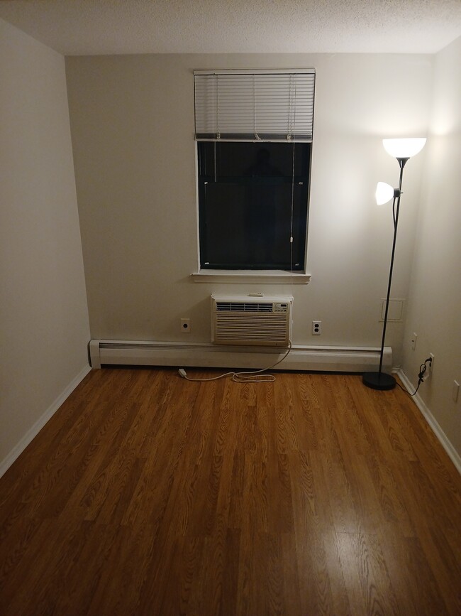Queen sz bedroom - 112 W 128th St