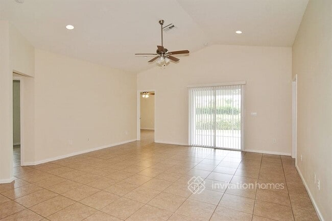 Building Photo - 272 SW Oakridge Dr