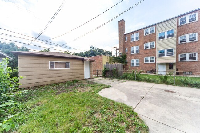 Foto del edificio - 2449 W Fargo Ave