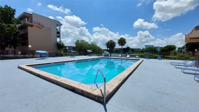 Foto del edificio - 8895 Fontainebleau Blvd