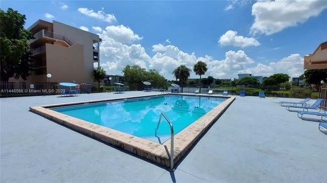 Building Photo - 8895 Fontainebleau Blvd