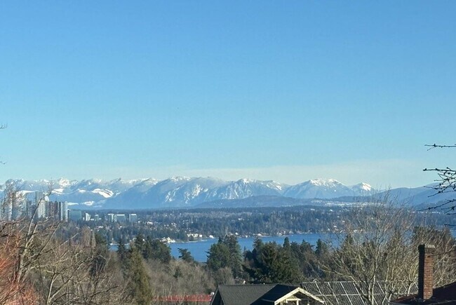 Building Photo - Spacious 4BR Capitol Hill Home with Lake W...