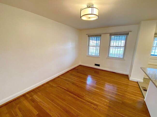 Foto del edificio - Charming 3 Bedroom/2 Bathroom Townhome in Loch Raven, MD!