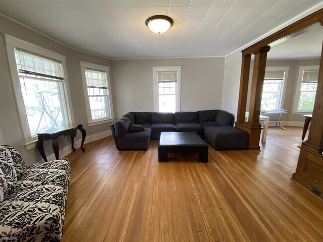 Building Photo - 6 br, 3 bath House - 517 Elm St