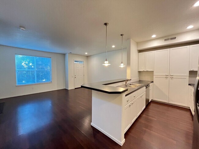 Building Photo - 3 Bd 3 Ba home in Hillsboro! Private yard ...