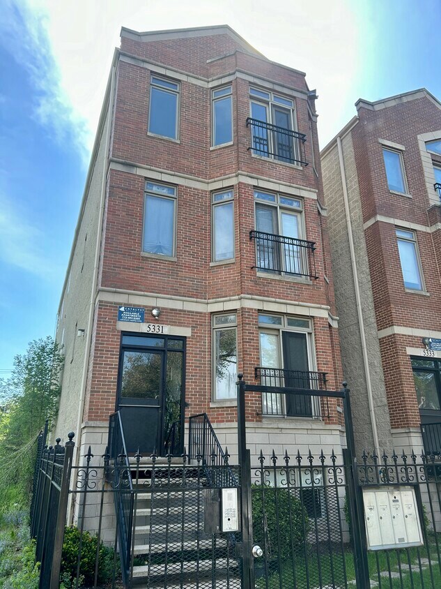 Foto principal - 5333 S Calumet Ave