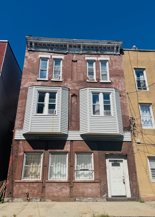 Building Photo - 64 Franklin St