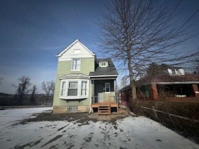 Foto del edificio - Charming 3BR House in Clairton