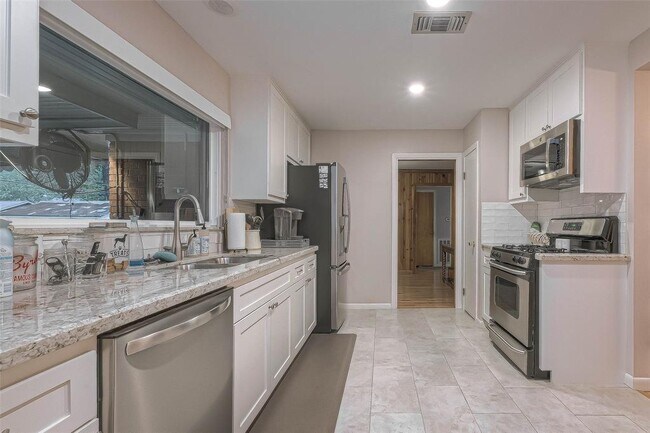 Foto del edificio - 6414 Pineshade Ln