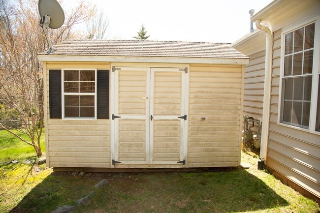 Building Photo - Three Bedroom Townhouse Available in Fores...