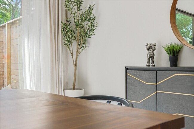 Building Photo - 1550 Ashway St