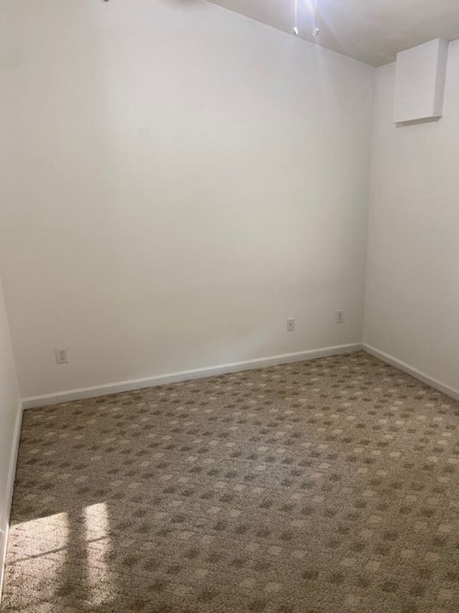 Building Photo - Nice 3 Bedroom, 2 Bathroom Condo