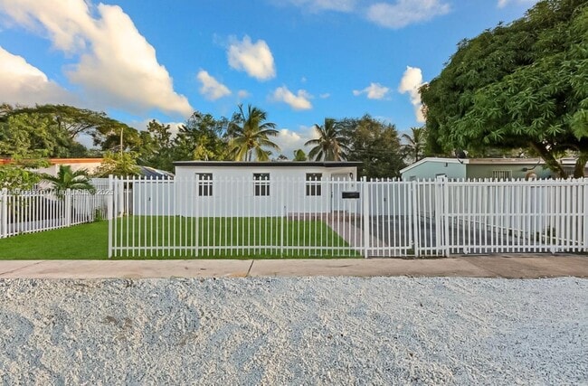 Building Photo - 724 Burlington St