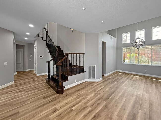 Building Photo - Beautiful 4BR + Office / 3BA Home in Prime...