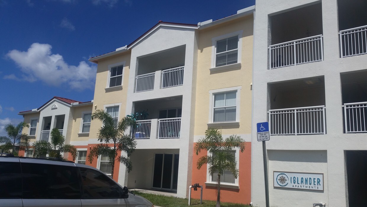 Foto principal - 5515 Plunkett St