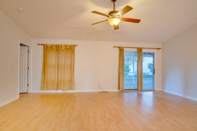 Foto del edificio - Energy-Efficient 3BR/2BA Solar Home in Pace with Screened Porch, Fenced Backyard, Updated Kitchen...