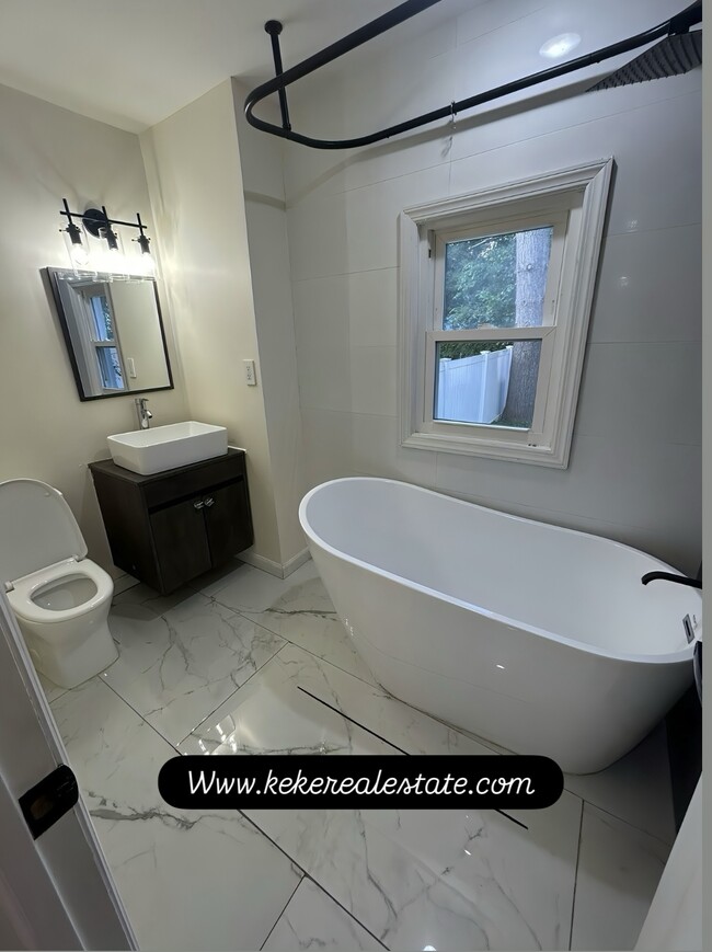 Building Photo - 659 Nassau St