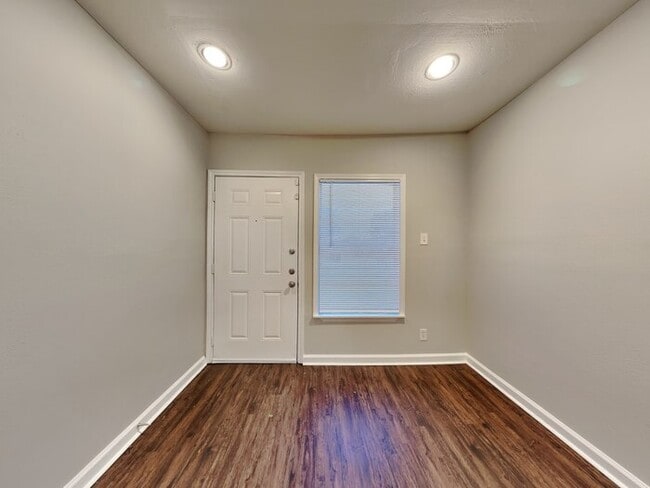 Building Photo - 1628 Canterbury Cir