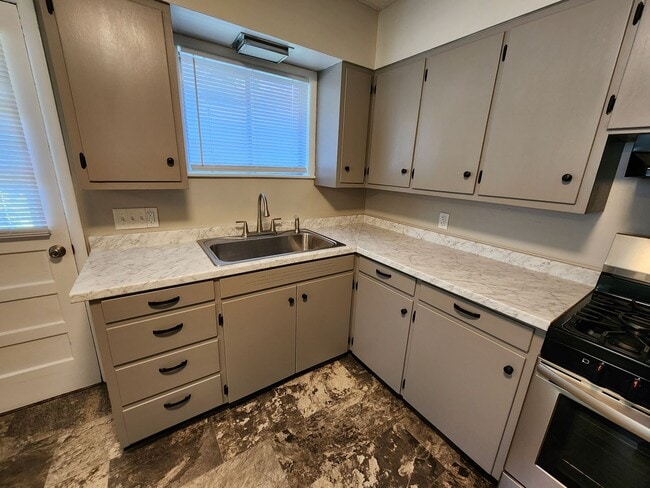 Building Photo - Spacious 2-Bedroom, 1-Bathroom Home AVAILABLE NOW!!