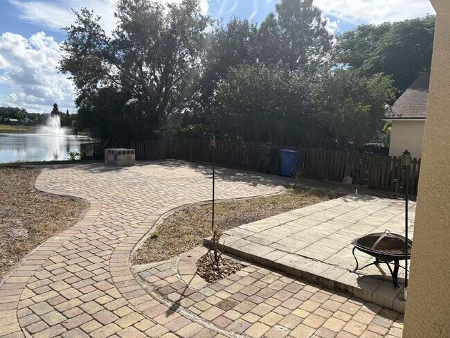 Building Photo - 12509 Lake Vista Dr