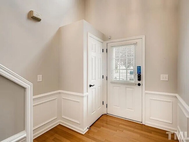 Foto del edificio - Elegant Long Lake Townhome | Hardwood Floors | 2-Car Garage | Pool