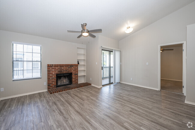 2BR, 2BA - 1,044SF - Living Room - Northpointe Village