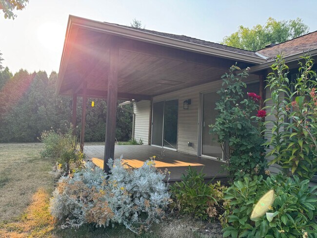 Foto del edificio - 1440 NW Meadowgreen Pl