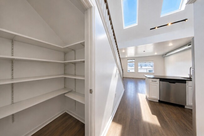 Foto del edificio - 6615 Ridge Avenue