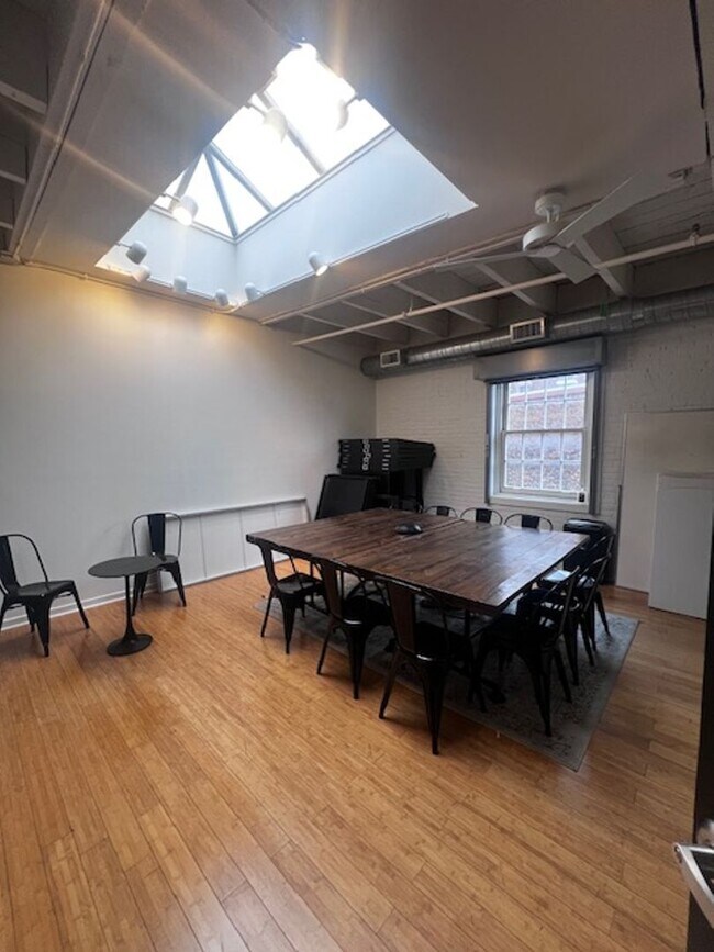 Building Photo - ? Spacious and Bright Loft In Old City
