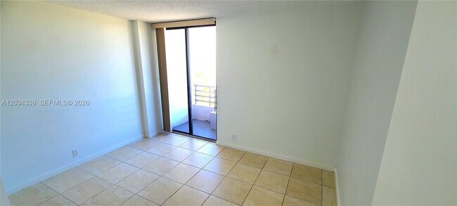 Foto del edificio - 3300 NE 191st St