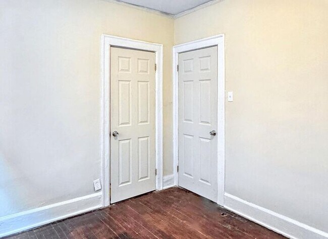 Building Photo - Adorable  3-Bedroom Duplex with Convenient...
