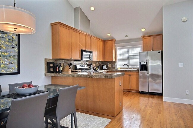 Foto del edificio - Corner lot Townhome -Incredible find in north Capitol Hill!