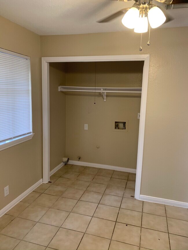 Building Photo - 301 Hedgewood Dr