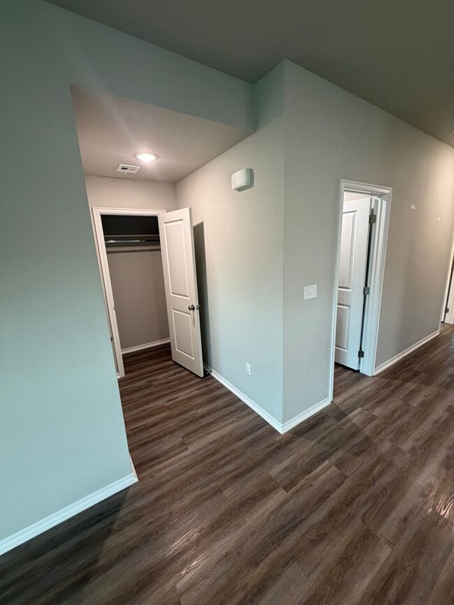 Building Photo - 3 Bed | 2 Bath Luxury Duplex