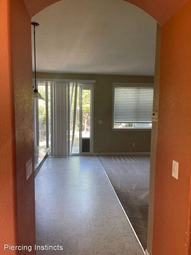 Building Photo - 5 br, 3.5 bath House - 3009 Roslyn Dr