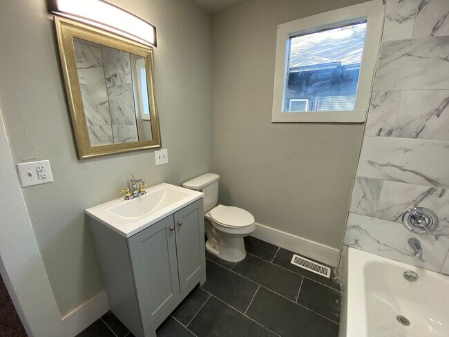 Building Photo - 3 Bedroom House Available in OKC