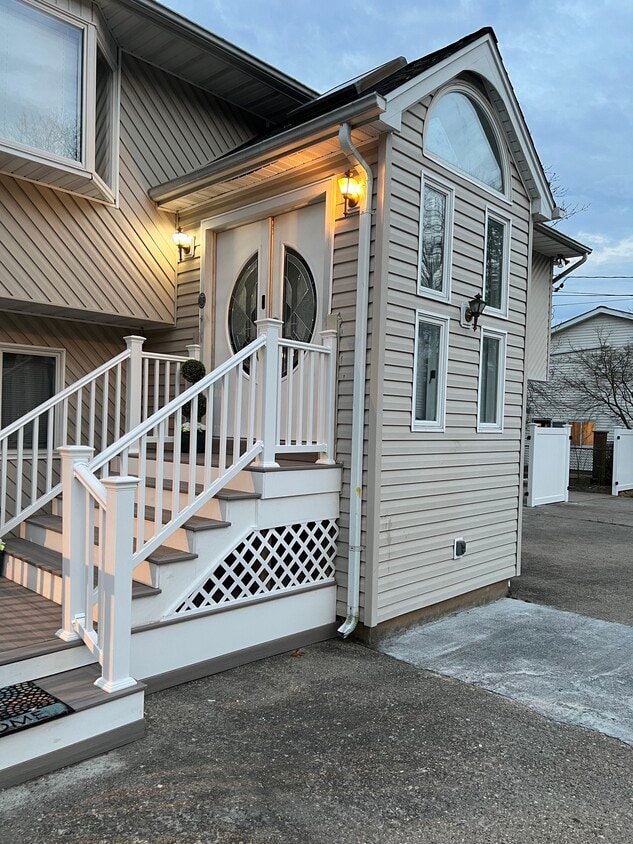 11 Oak Pl, Selden, NY 11784 House Rental in Selden, NY