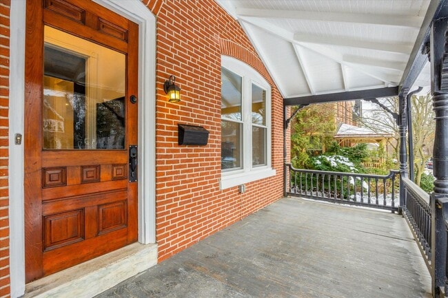 Building Photo - Newly Renovated 4BD/2.5BA Twin in West Che...