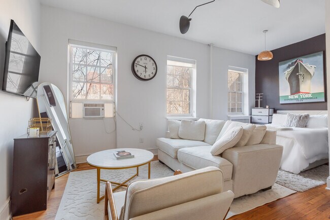 Building Photo - 333 W 11th St