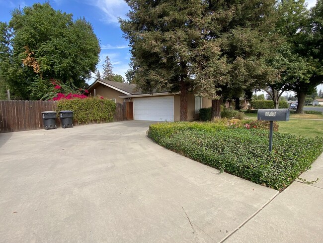 Building Photo - Beautiful spacious Green Acres Neighborhoo...