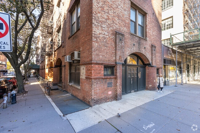 Building Photo - 135 Hudson St
