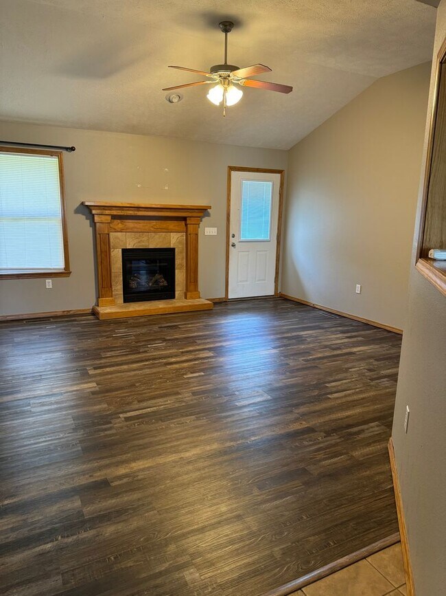 Building Photo - Spacious 3 bedroom, 2 bath available
