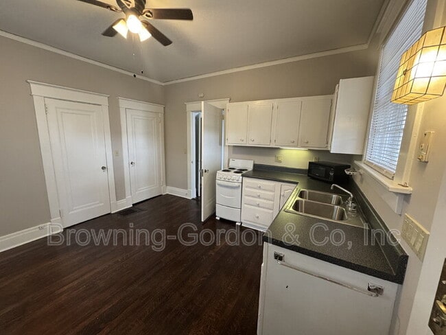 Building Photo - 1810 15th Ave S