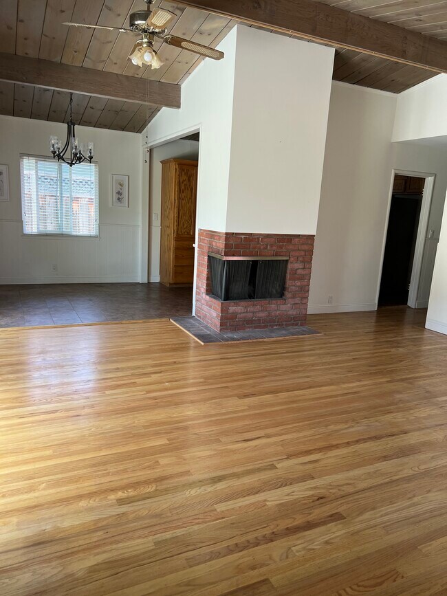 Building Photo - 626 Crestview Dr