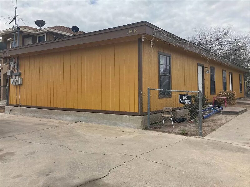 1918 N Smith Ave Unit 1, Laredo, TX 78043 Room for Rent in Laredo, TX