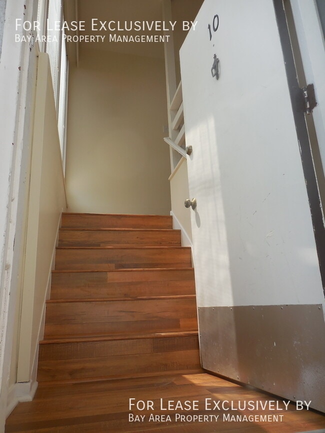 Foto del edificio - Spacious, bright & updated 1 BR - blocks f...