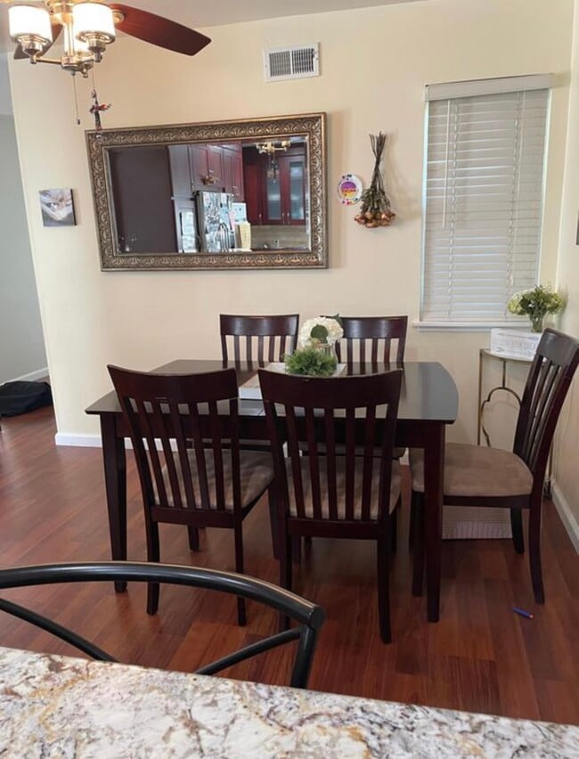 Área de comer - 2336 Aram Ave