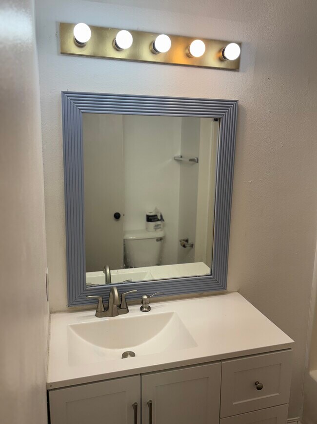 tocador de la planta baja - 2920 Dawn Ct